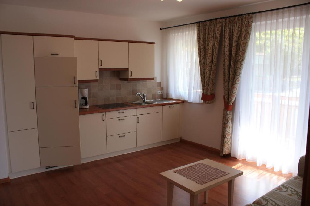سكين Appartement Tschivon الغرفة الصورة